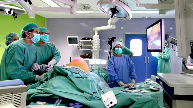 Cirugía de la hernia en directo para los cinco continentes desde Sevilla