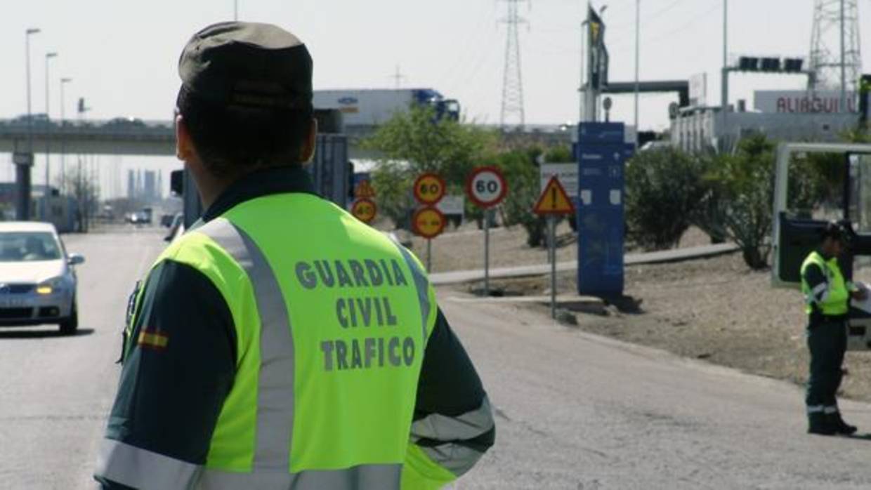 Control de la Guardia Civil en una carretera andaluza
