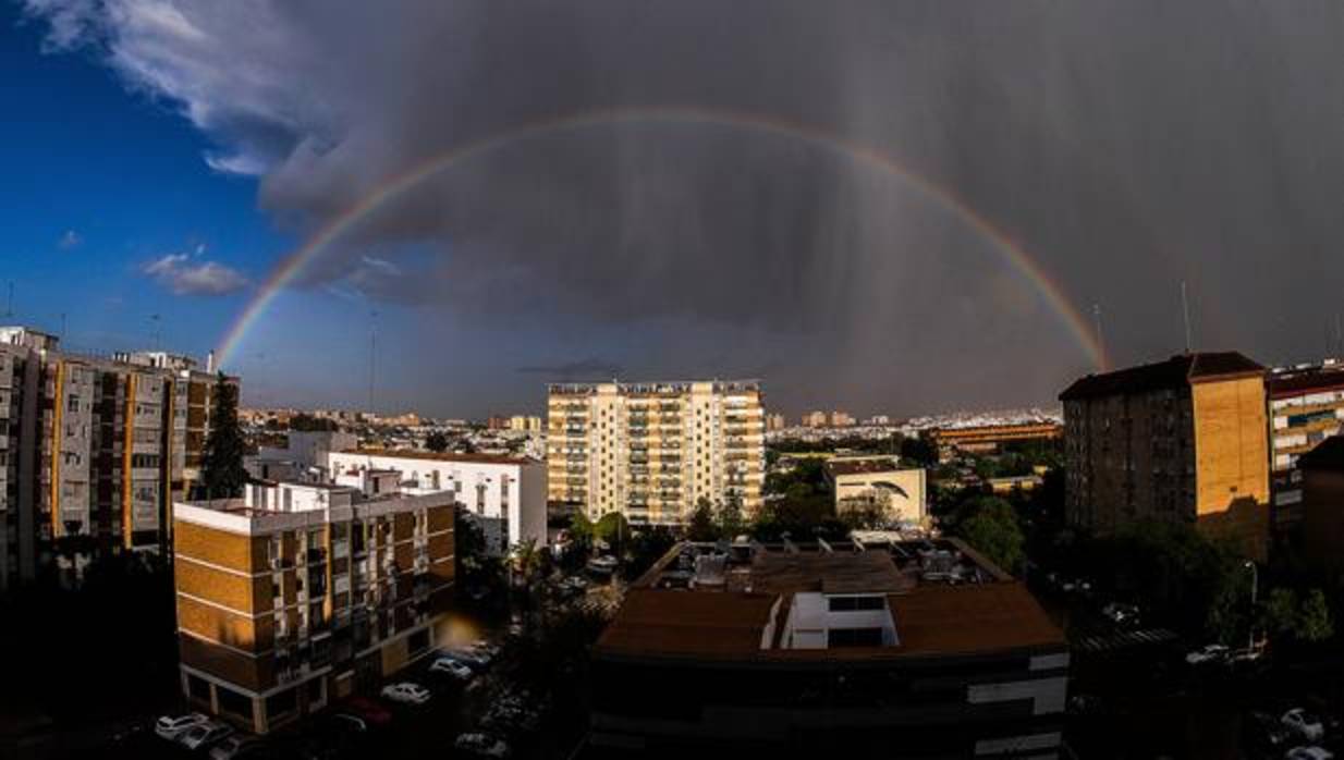 Arcoíris formado este lunes en Sevilla