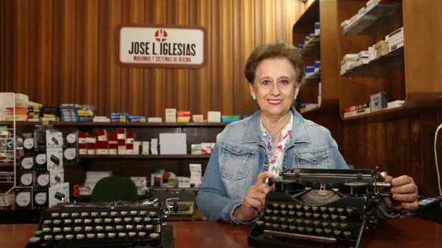 La última tienda de máquinas de escribir de Sevilla cumple 54 años en la calle Acetres
