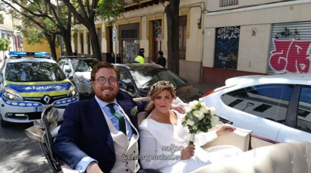 Los novios tras la intervención de la Policía Local