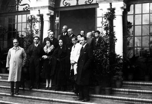 La familia de Aníbal González, en el momento de recibir la casa