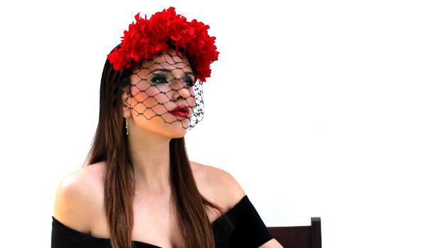 Cómo ponerse un tocado para ir perfecta