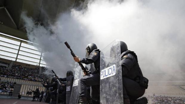Espectacular exhibición de las unidades especiales de la Policía Nacional de Sevilla