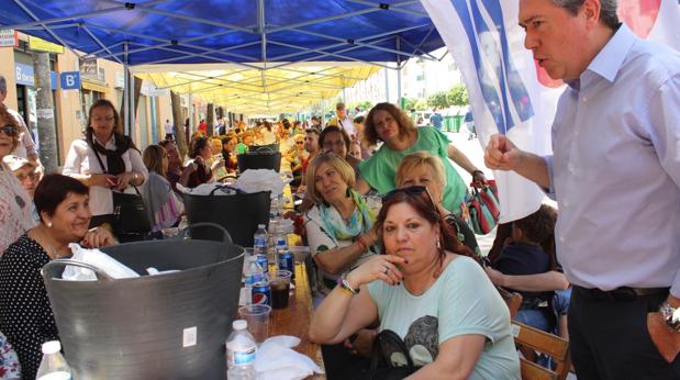 Sevilla Este sale a la calle para celebrar su fiesta de la primavera