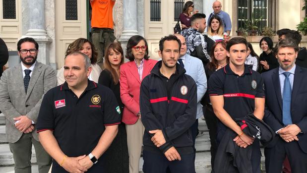 Apoyo multitudinario a los bomberos de Proem-AID antes de la celebración del juicio en Atenas