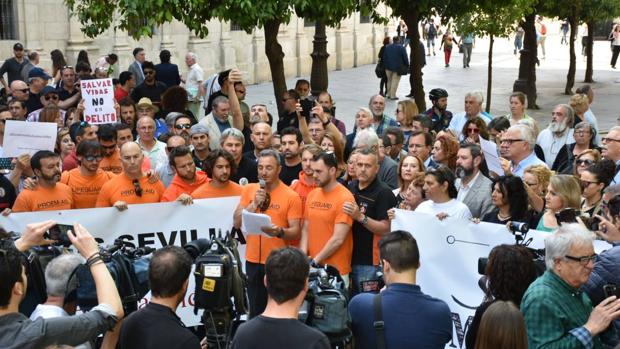 Un centenar de personas se concentran en Sevilla en apoyo a los bomberos juzgados en Lesbos