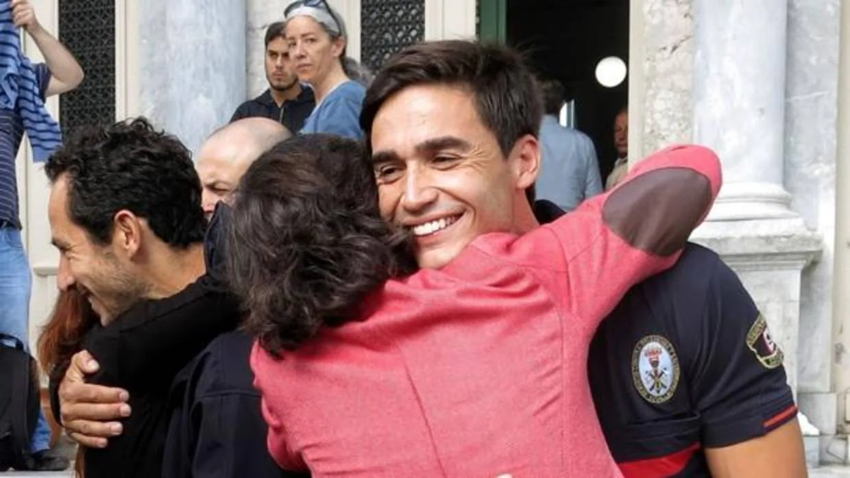 La consejera de Justicia de la Junta de Andalucía, Rosa Aguilar, abraza a José Enrique Rodríguez