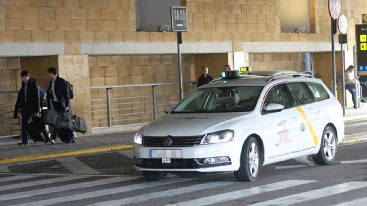 Un taxi deetenido en la terminalde salidas del aeropuerto sevillano San Pablo