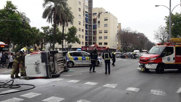 Una colisión entre dos vehículos corta durante horas el tráfico en la avenida San Francisco Javier de Sevilla