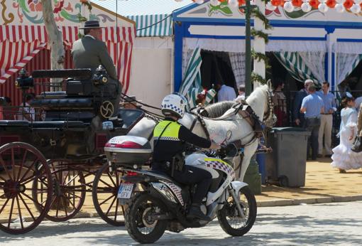 Un agente de la Policía patrulla en el Real de la Feria