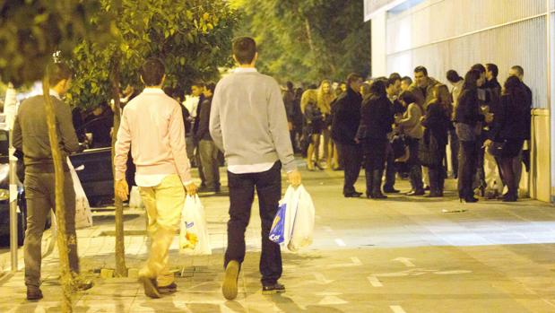 Los vecinos de Viapol anuncian acciones legales a causa del botellón en Sevilla