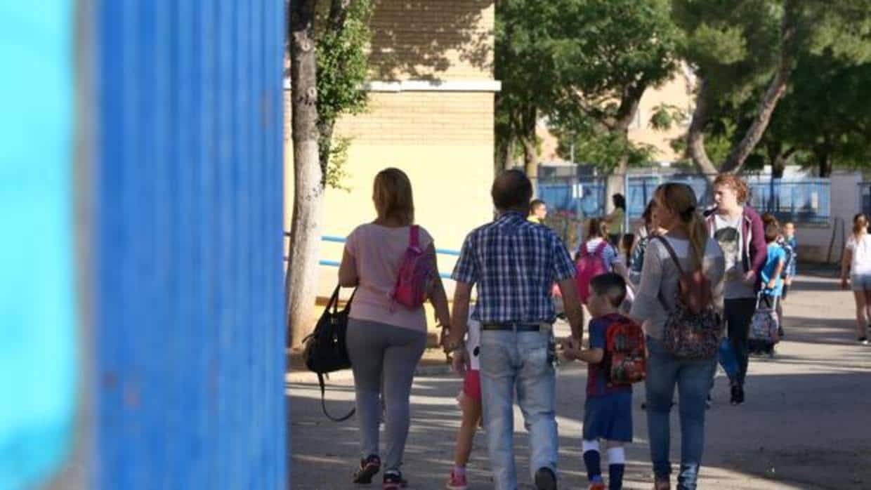 Unos padres llevan a sus hijos al colegio