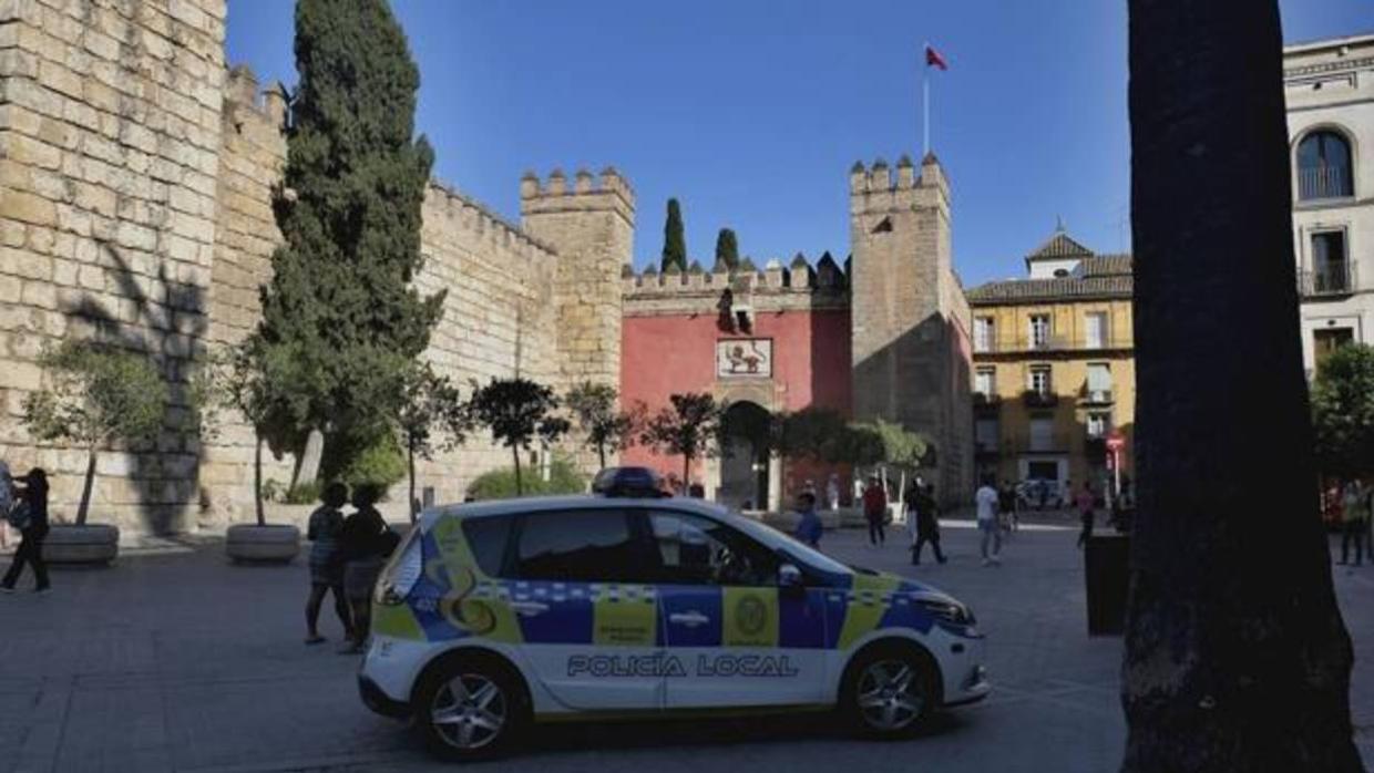 La Policía Local ante la entrada del Alcázar