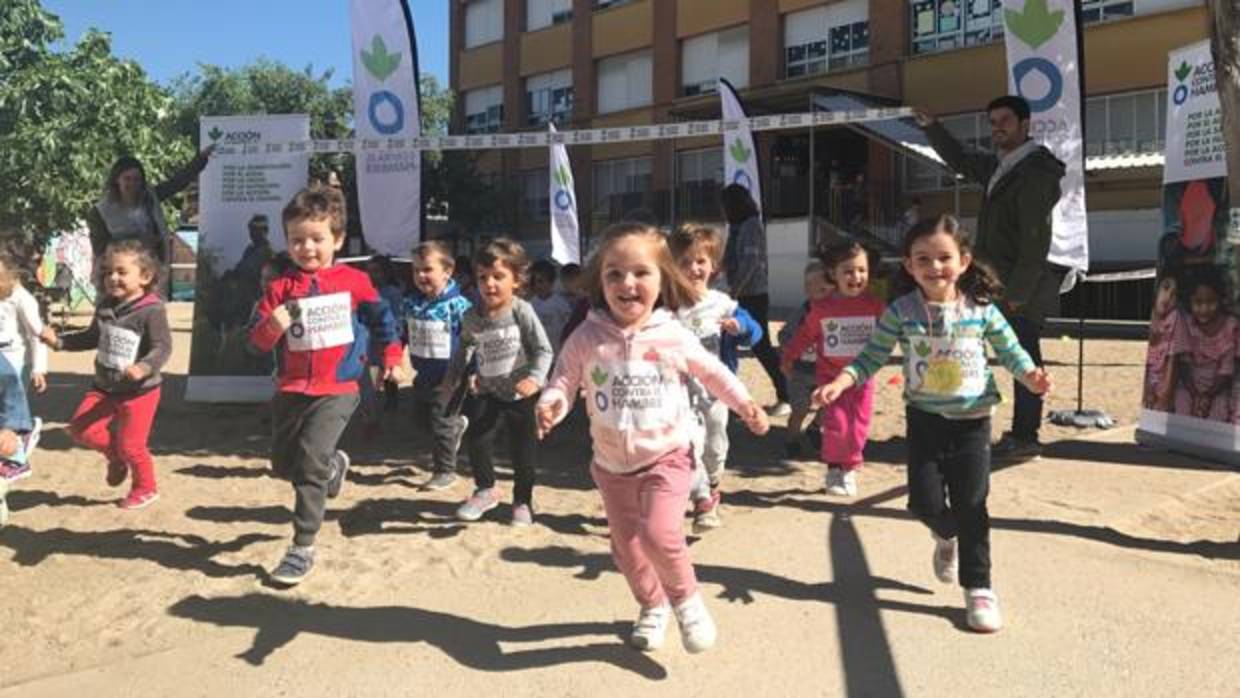 Escolares participan en la carrera benéfica contra el hambre