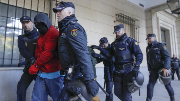 Pedirán prisión permanente revisable para los detenidos por triple crimen de Dos Hermanas