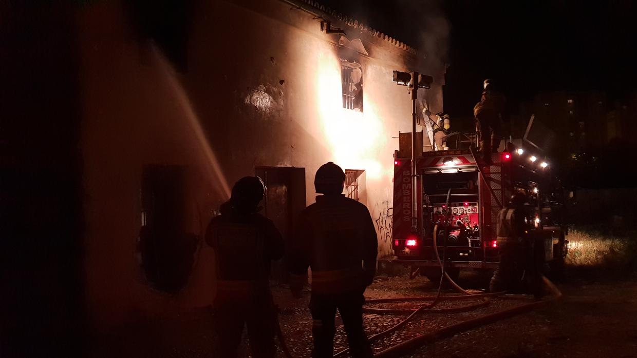 Bomberos de Sevilla apagando las llamas del suceso