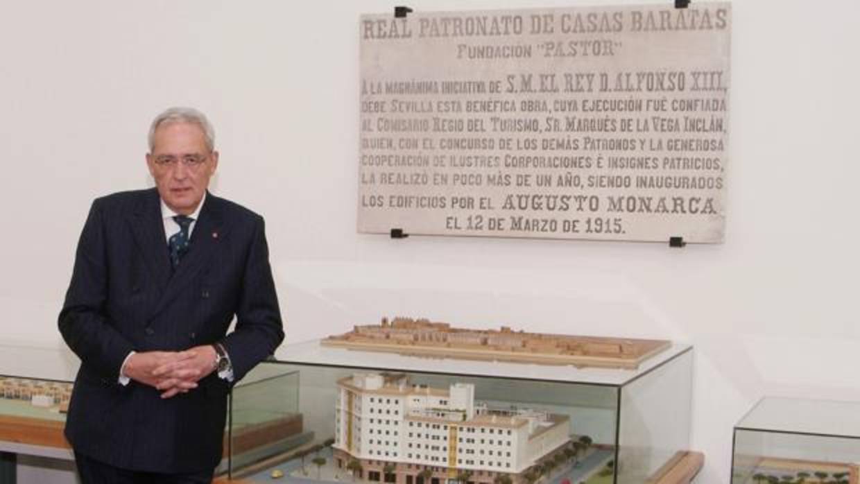 Miguel Bermudo junto a la maqueta de una promoción que hizo el patronato en Sevilla Este