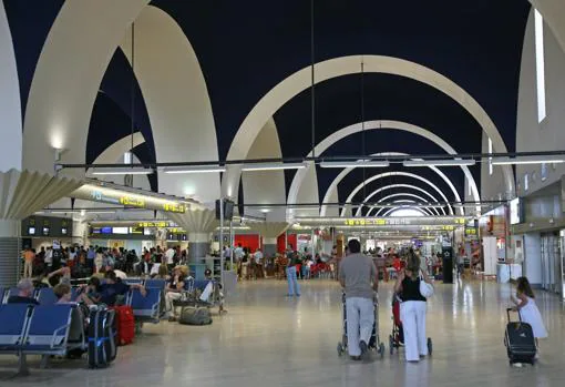 Pasajeros en el aeropuerto de Sevilla