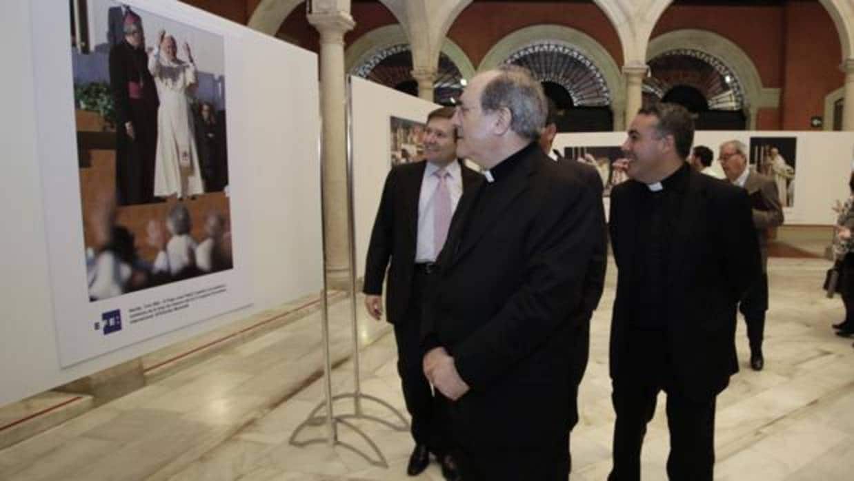 El arzobispo, junto a Juan Lara, Adrián Ríos y Antonio Pulido en la exposición