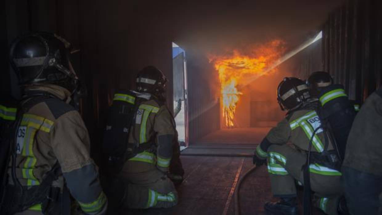 Pruebas en el campo de practicas de los bomberos del Ayuntamiento de Sevilla