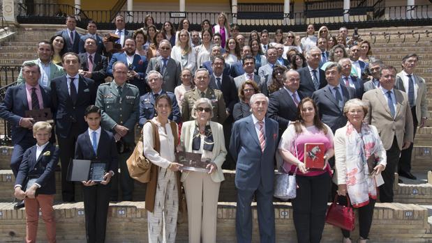 Los ganadores de la Exhibición de Enganches de la Feria de Sevilla reciben sus trofeos en la Maestranza