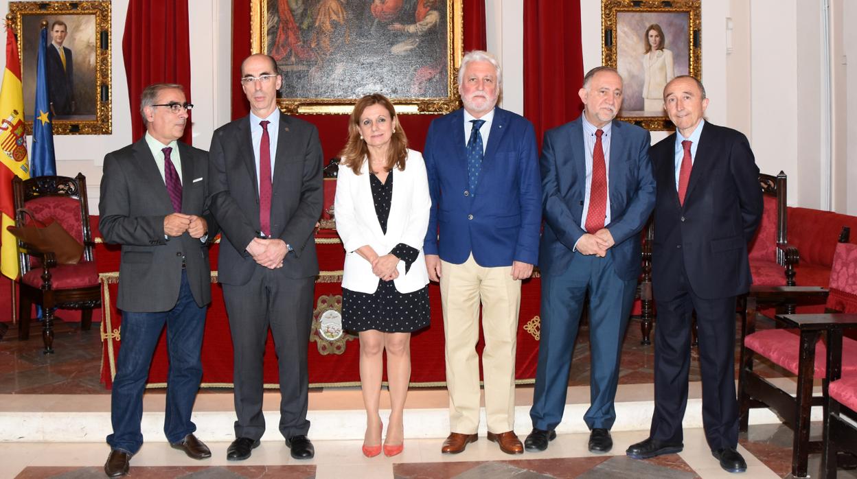 José Martínez Olmo, senador del PSOE; Jesús Vázquez Almuiña, consejero de Sanidad de la Xunta de Galicia; Marina Álvarez Benito, consejera de Salud de la Junta de Andalucía; Jesús Castiñeiras Fernández, presidente de la Ramse; José Ramón Repullo Labrador, jefe de departamento de Planificación y Economía de la Salud del Instituto de Salud Carlos III y Fernando Lamata Cotando, ex consejero de Salud de Castilla la Mancha ABC