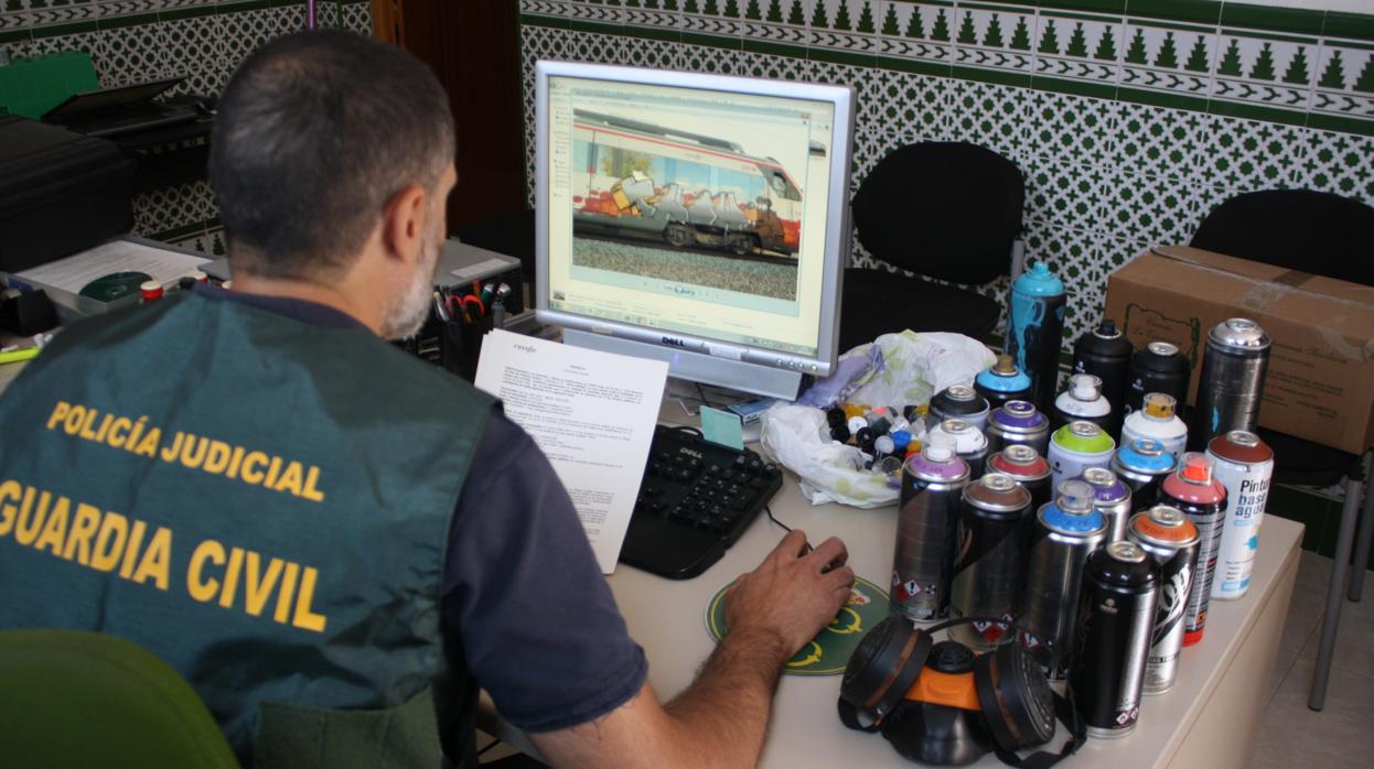La Guardia Civil, con los botes de spray intervenidos