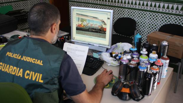 La Guardia Civil detiene a cuatro personas por pintar grafitis en vagones del tren en Lora del Río