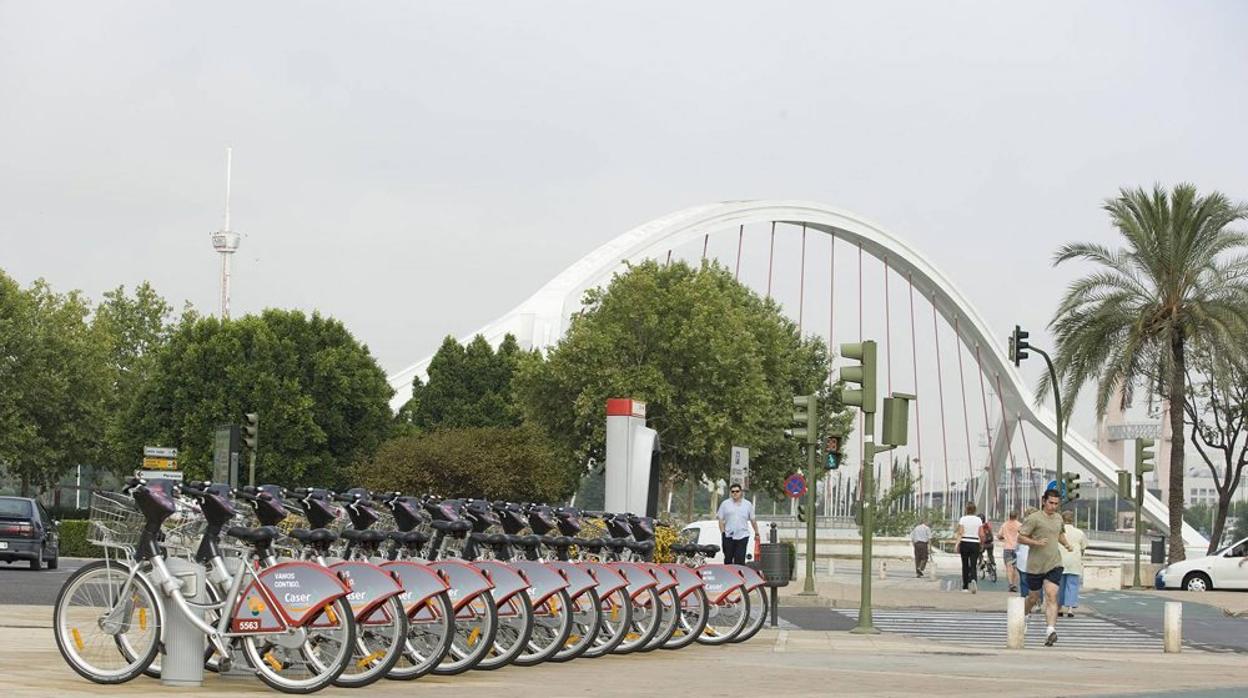 Estacionamiento de bicicletas de Sevici junto al puente de la Barqueta