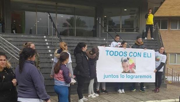 La «impostora» del Facebook convocó hasta una manifestación para su hija enferma