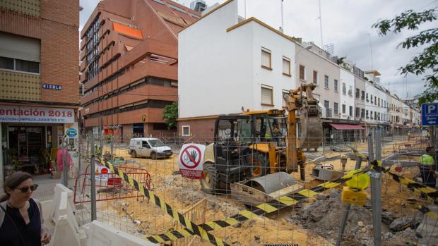 Indignación en el barrio sevillano de Los Remedios tras nueve meses de obras