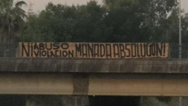 Varias pancartas en apoyo a los miembros de La Manada en la SE-30 de Sevilla