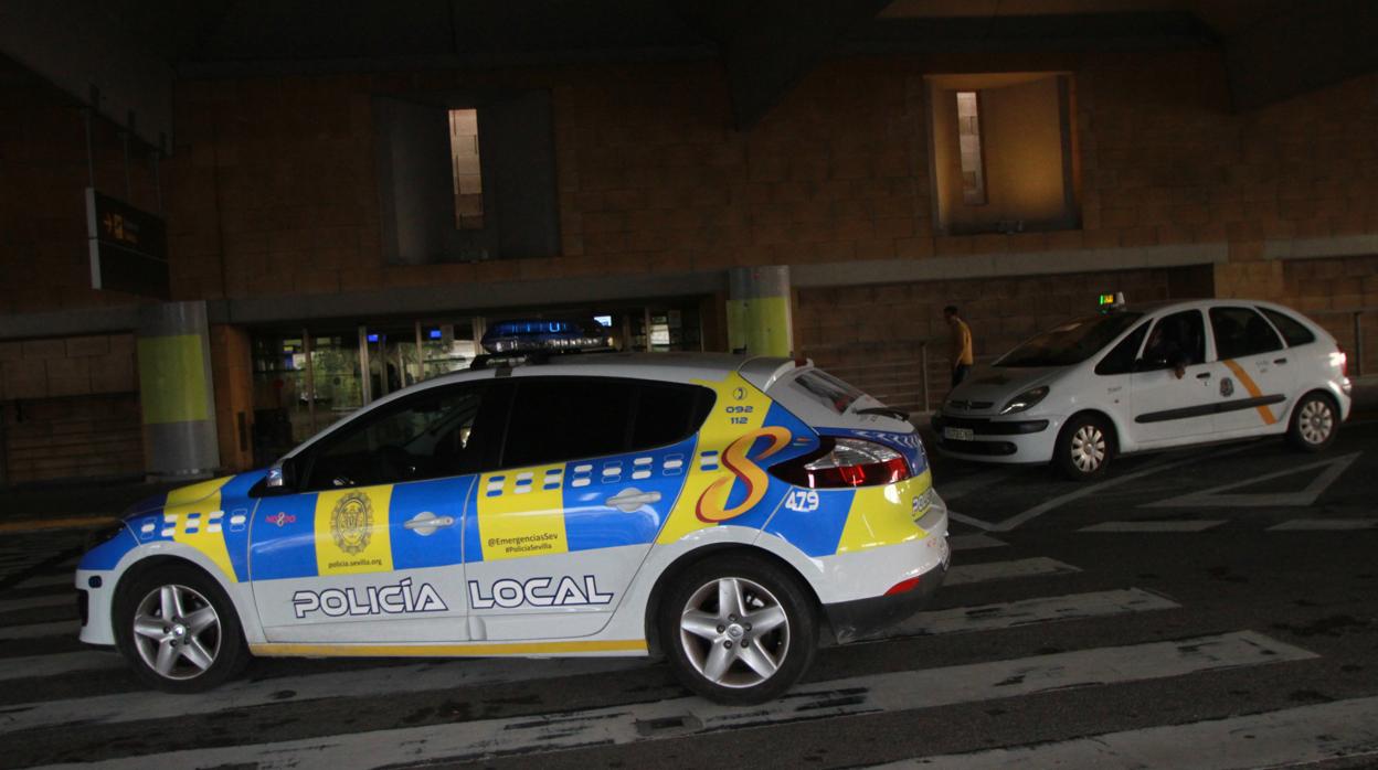 Un coche de la Policía Local, en la parada de taxis del aeropuerto