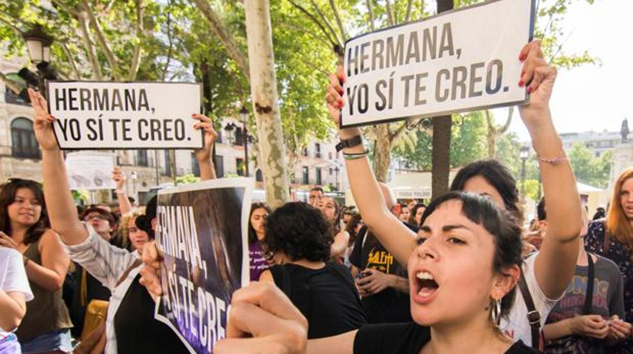 Manifestación en la Plaza Nueva de Sevilla contra los miembros de «La Manada»