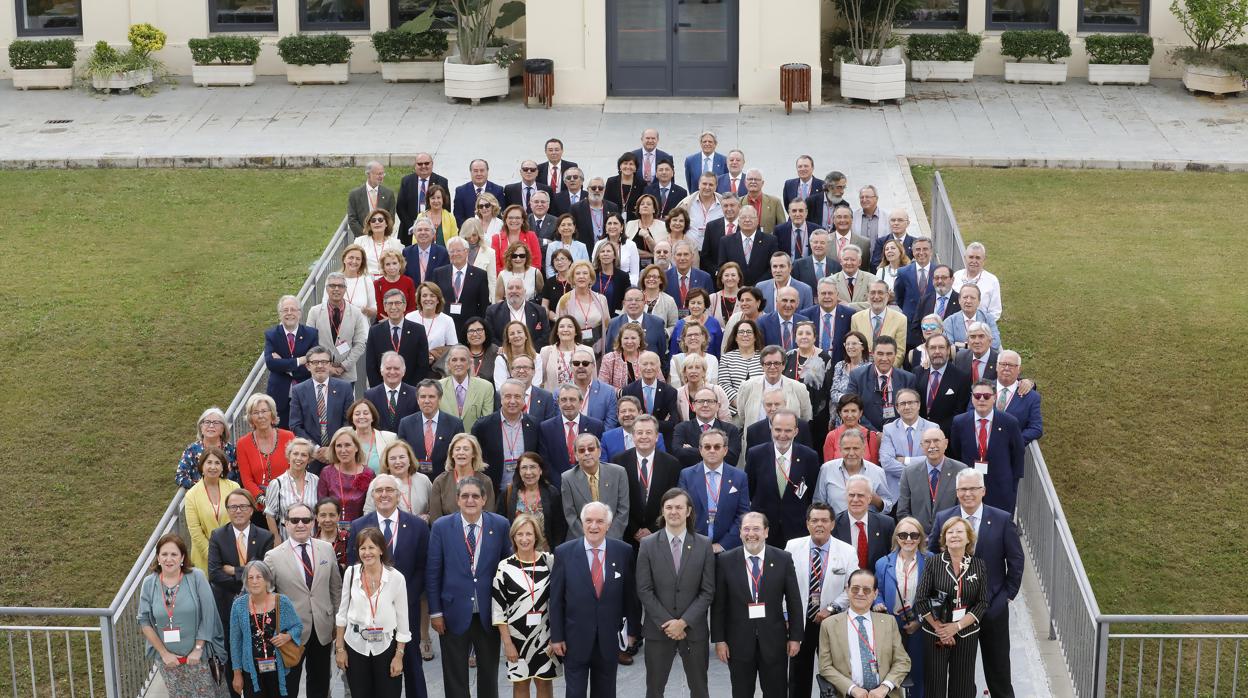 Foto de familia de la promoción de Derecho 1973-1978