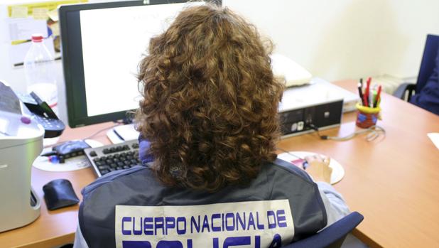 Detenida una persona en Sevilla de una red nacional  que compartía pornografía infantil en Facebook y Skype