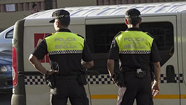 La Policía Local de Sevilla detiene a dos personas por robar a una turista mientras sacaba dinero del cajero