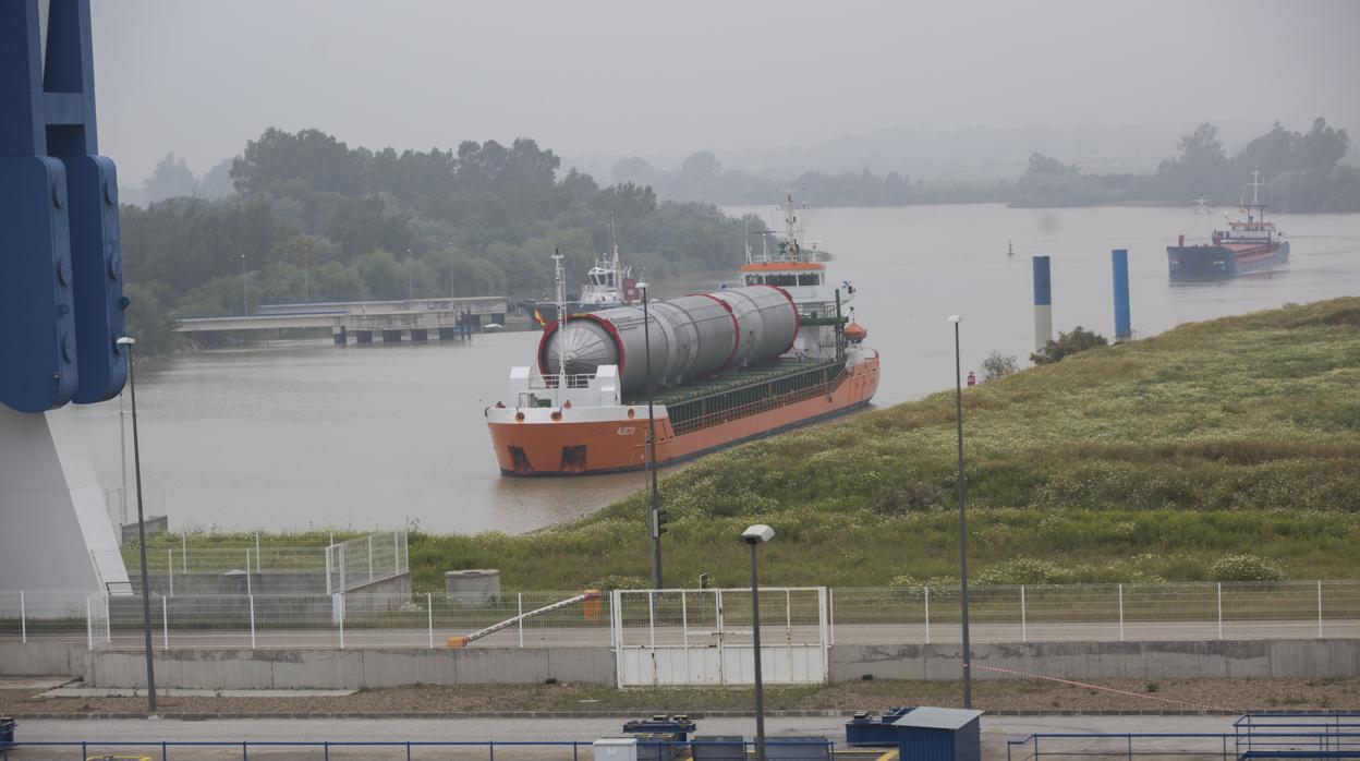 Un carguero se acerca a la esclusa del Puerto de Sevilla