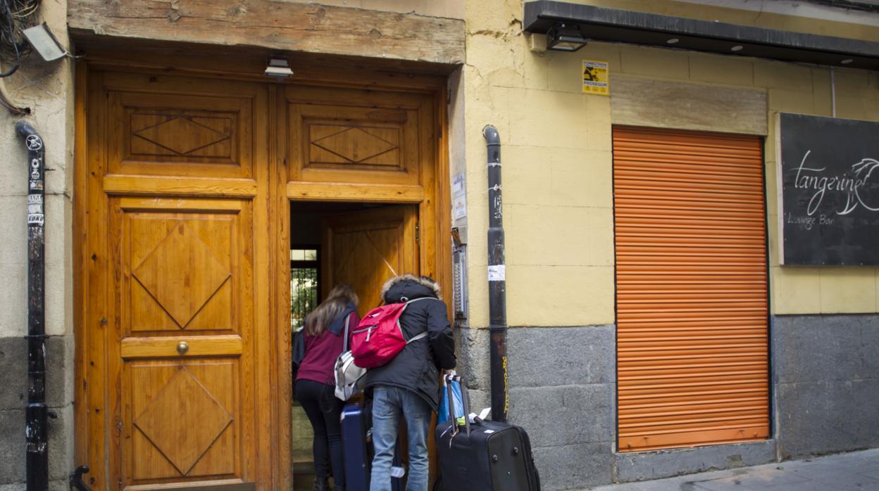 Dos inquilinos entran en una vivida