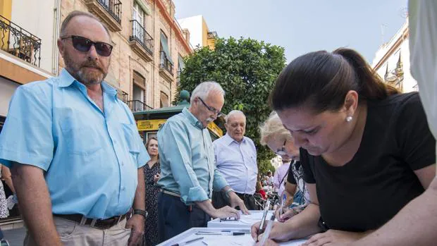 Antonio del Castillo, esta misma semana, durante una recogida de firmas en Sevilla por la prisión permanente revisable