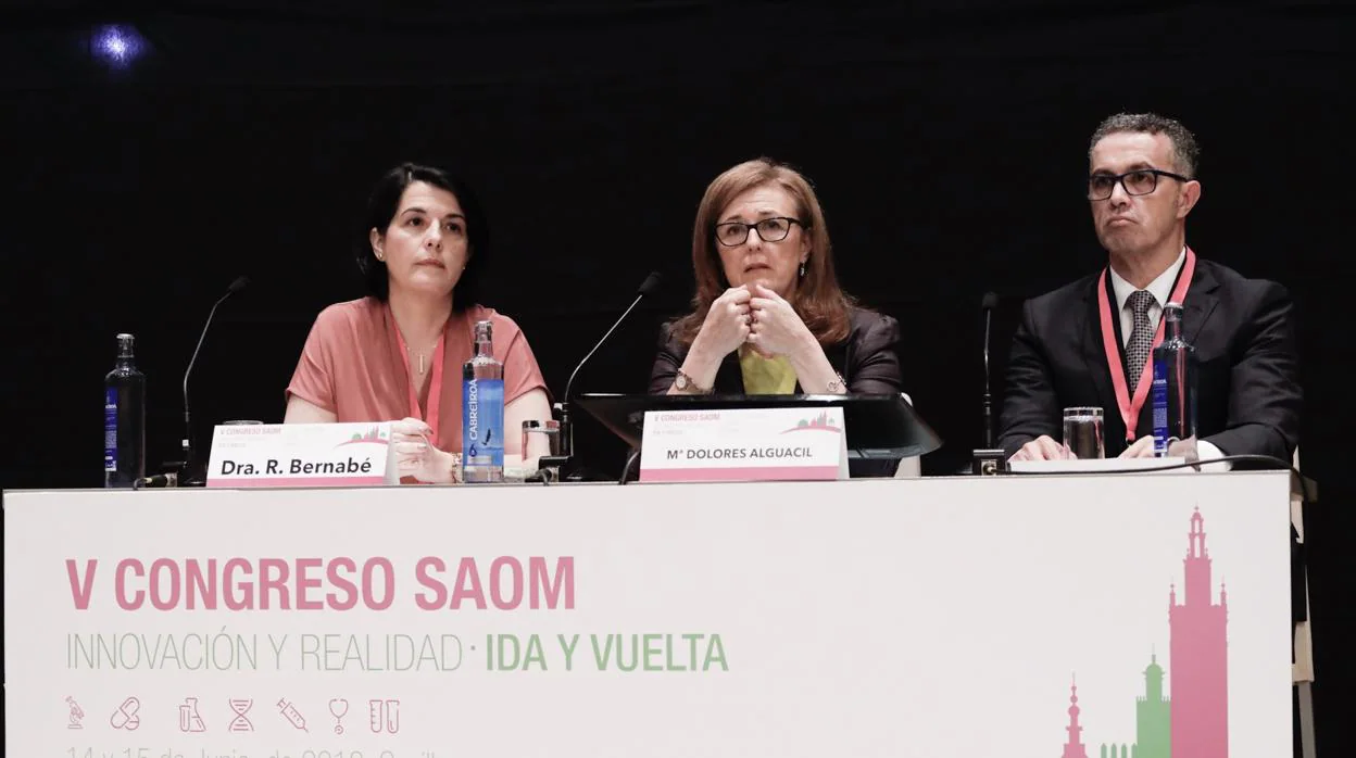 De izquierda a derecha, Reyes Bernabé, presidenta de la Saom; María Dolores Alguacil, directora general de Asistencia Sanitaria y Resultados en Salud de la Consejería de Salud; y Manuel Ruiz, vicepresidente de la Saom
