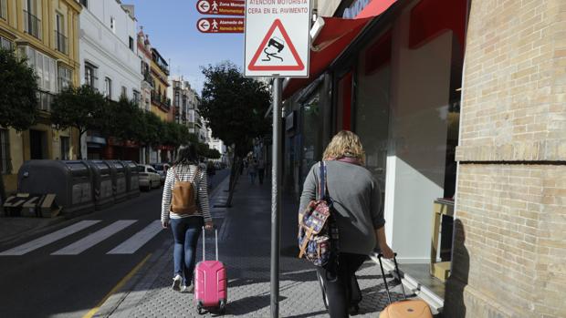 La Policía denuncia un ático turístico clandestino en un edificio legal del Centro de Sevilla