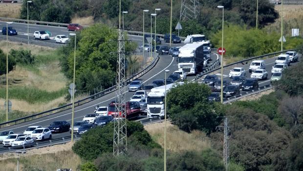 La A-49 ha registrado retenciones de hasta 14 kilómetros y otros tres a la altura del peaje a Cádiz