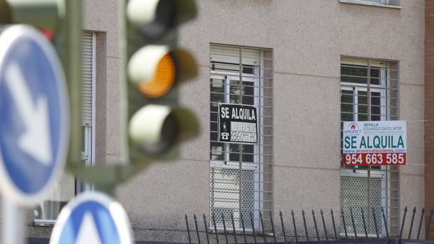 La escalada del alquiler por los pisos turísticos provoca el éxodo a las afueras de Sevilla