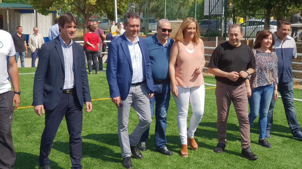 El alcalde de Sevilla, Juan Espadas, ha participado en la inauguración del nuevo campo de césped artificial del Centro Deportivo Los Mares