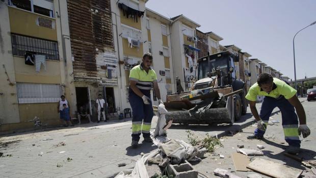 Derribo de patios ilegales en las Tres Mil de Sevilla