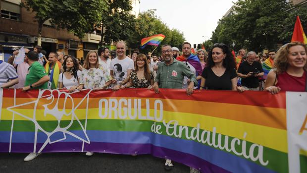 Miles de personas recorren Sevilla en la doble manifestación del Orgullo Gay