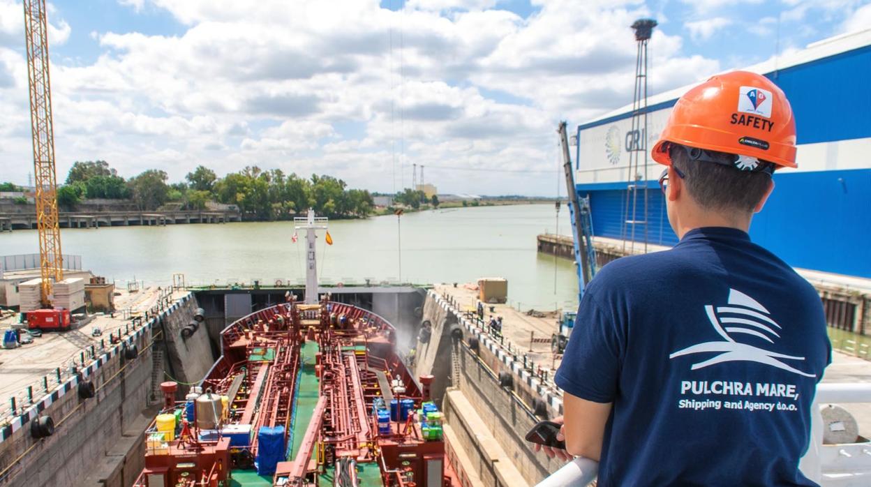 Un barco en el dique seco de los astilleros