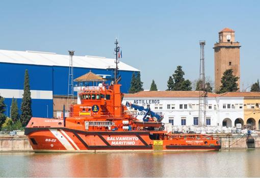 El buque de Salvamento Marítimo en el muelle de Astilleros